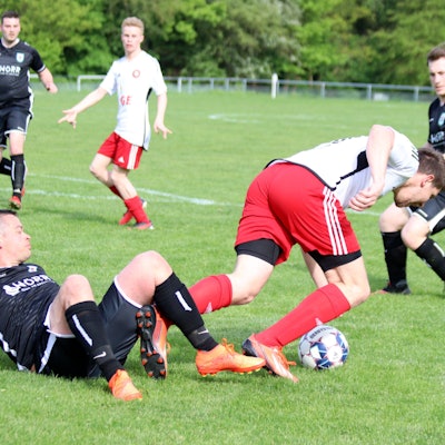 Der Dreiborner Spieler klemmt den Unterschenkel des Frauenbergers ein, der dadurch zu Fall kommt.