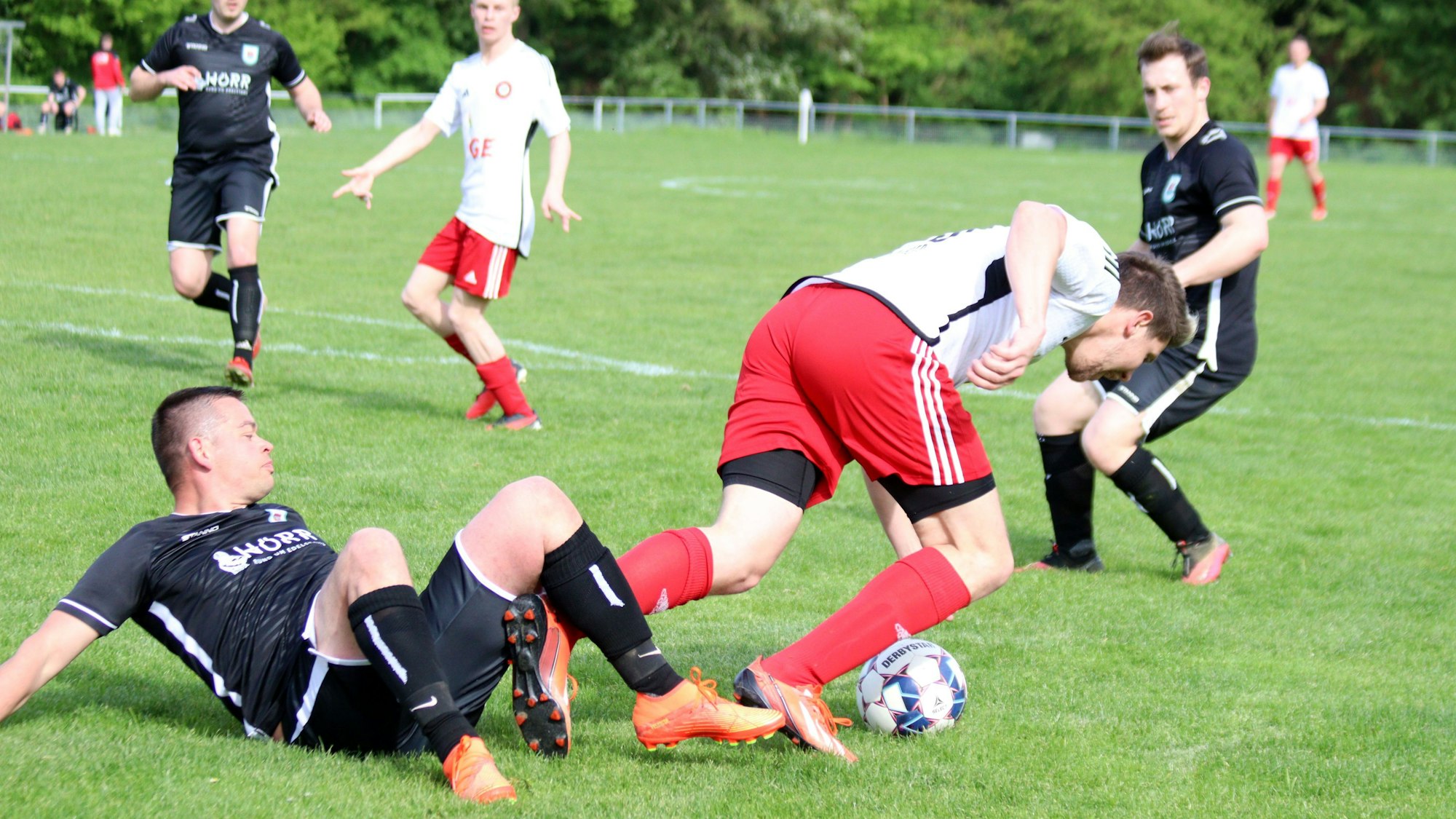 Der Dreiborner Spieler klemmt den Unterschenkel des Frauenbergers ein, der dadurch zu Fall kommt.
