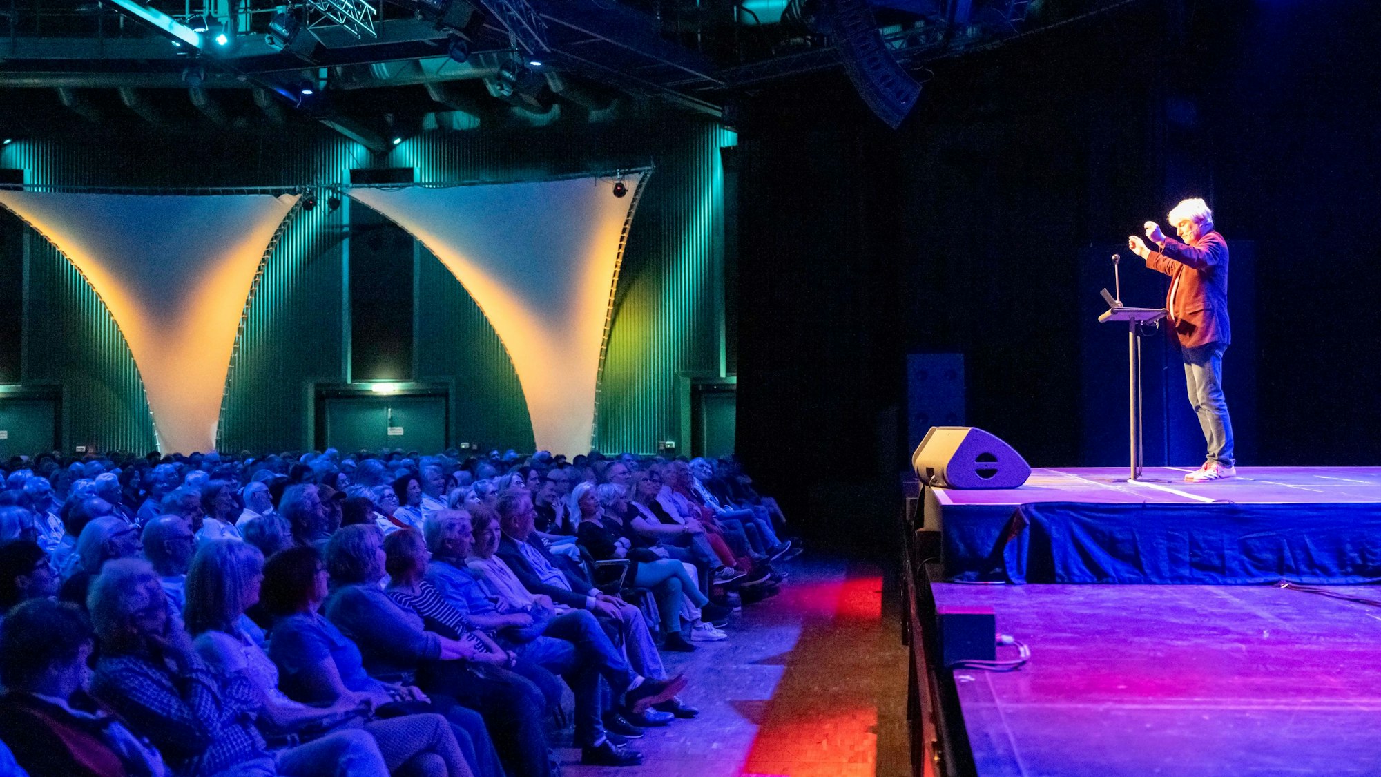 Jürgen Becker brachte das Publikum im Tanzbrunnen zum Mitsingen.
