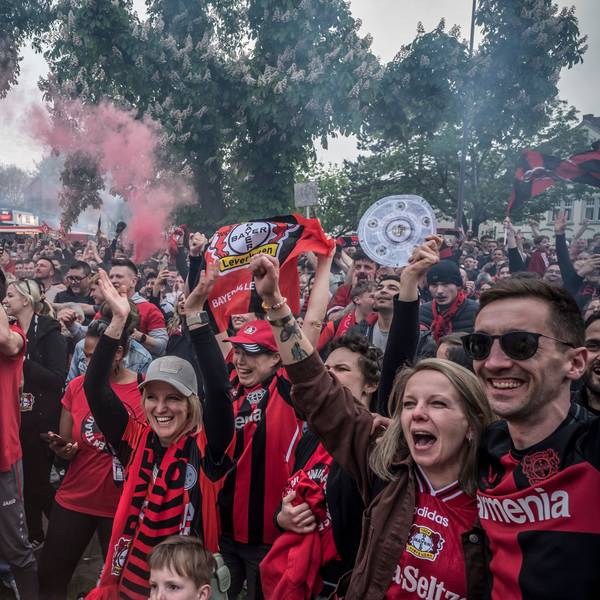 Fans feiern.