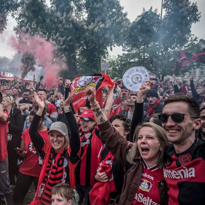 Fans feiern.