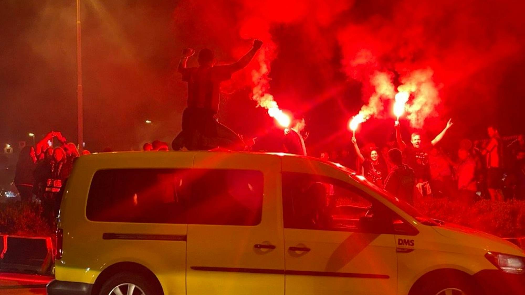 Fans stürmen Kreisel mit Feuerwerk und Bengalos am Kreisel Ecke Küppersteger Straße