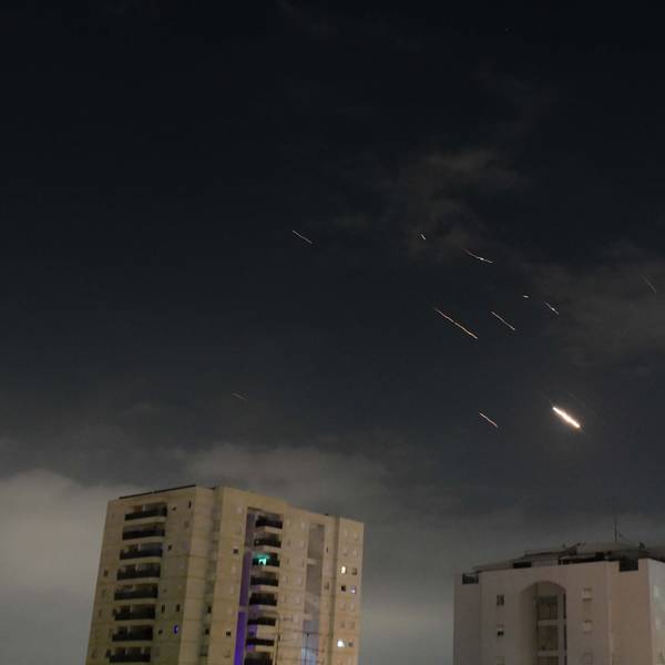 Flammen von Explosionen erscheinen am Himmel über Tel Aviv, während Israels Raketenabwehrsystem Raketen und Drohnen aus dem Iran abfängt. Der Iran hat erstmals Israel direkt angegriffen.