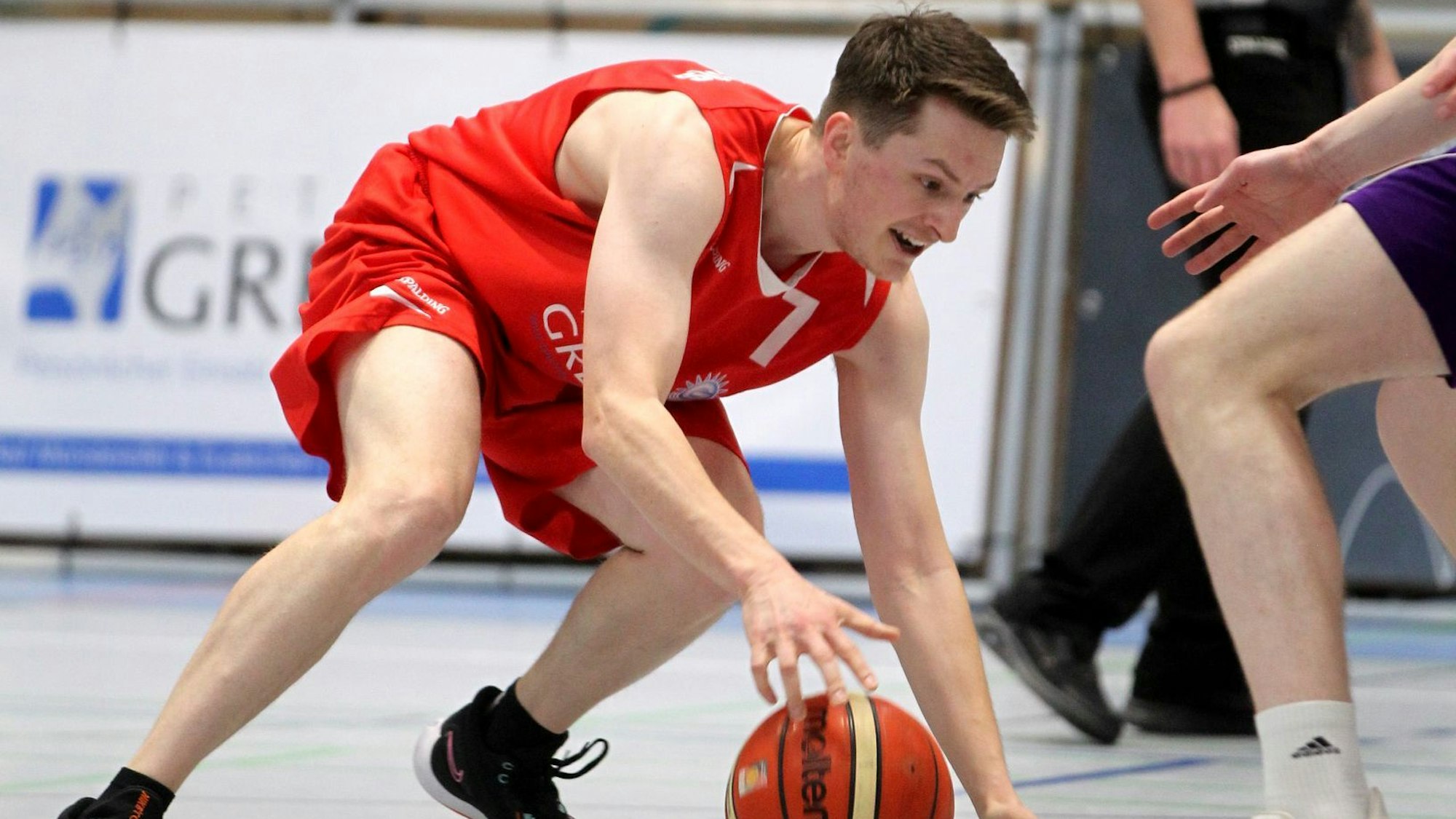 Matthias Zalfen dribbelt in gebückter Haltung, der Ball ist fast auf dem Boden.