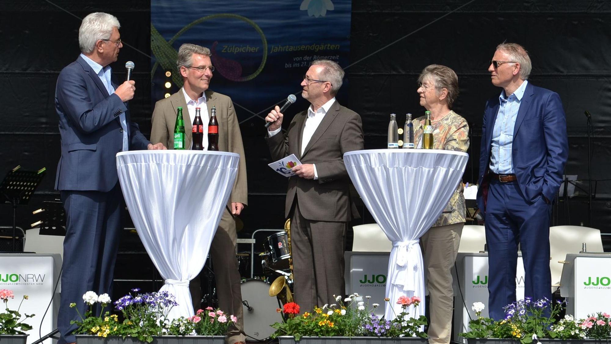 Bei einer Podiumsdiskussion sprechen der ehemalige Bürgermeister Albert Bergmann, Seepark Geschäftsleiter Christoph Hartmann, Moderator Norbert Jeub, Landfrau Bernhardine Schmitz und Gründungsvorstand des Fördervereins Dr. Dieter Stör auf der Bühne.