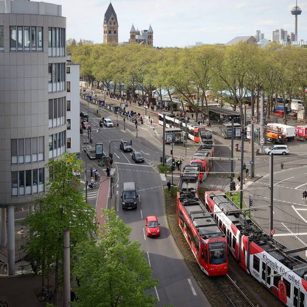 Köln:
Testfahrten mit 90-m-Langzügen auf der Ost-West-Achse zwischen Bahnhof Deutz/Messe und Neumarkt.