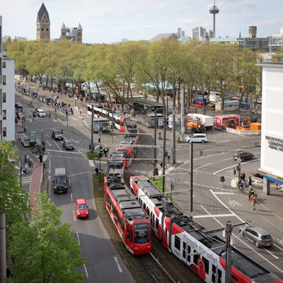 Testfahrten mit 90-m-Langzügen auf der Ost-West-Achse zwischen Bahnhof Deutz/Messe und Neumarkt.