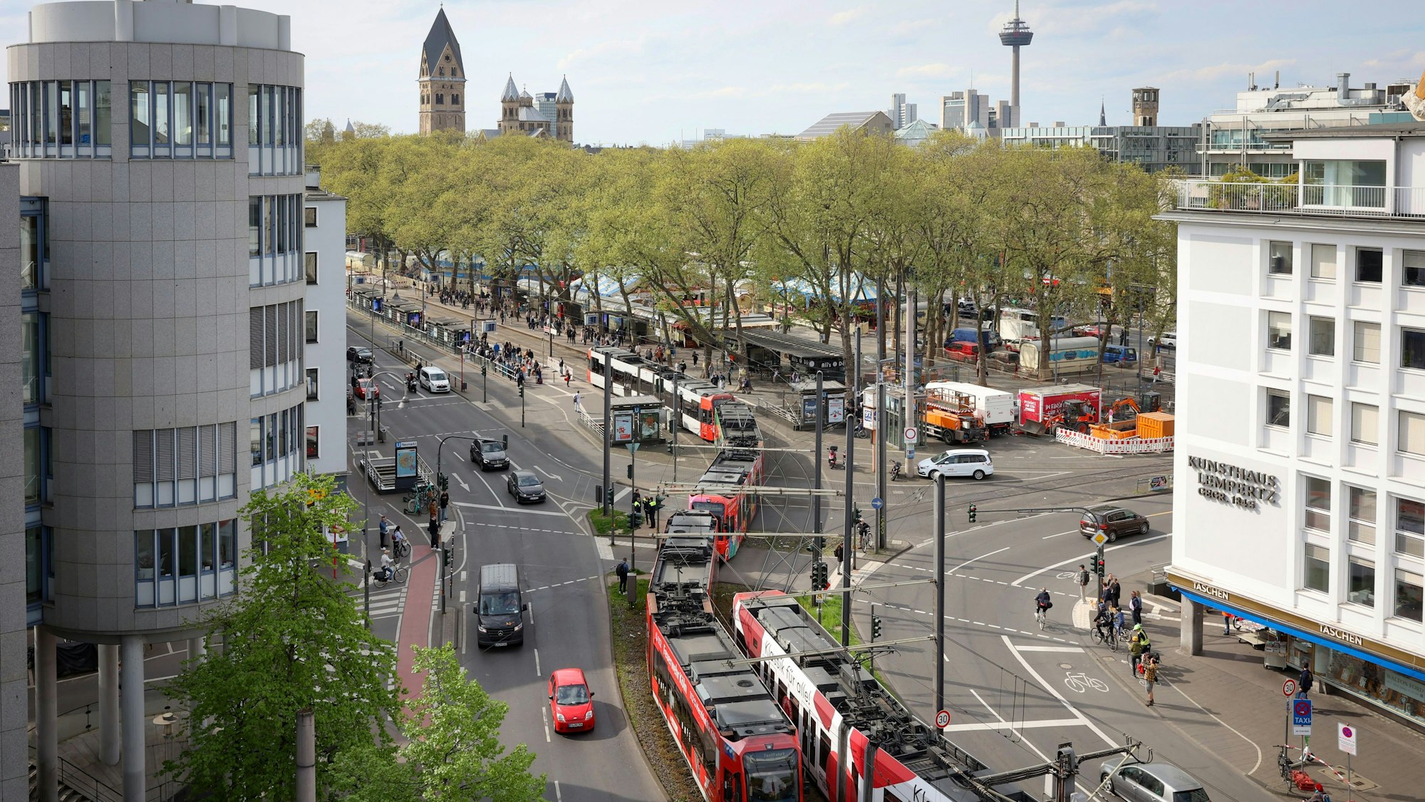 14.04.2024
Köln:
Testfahrten mit 90-m-Langzügen auf der Ost-West-Achse zwischen Bahnhof Deutz/Messe und Neumarkt.
Foto: Martina Goyert