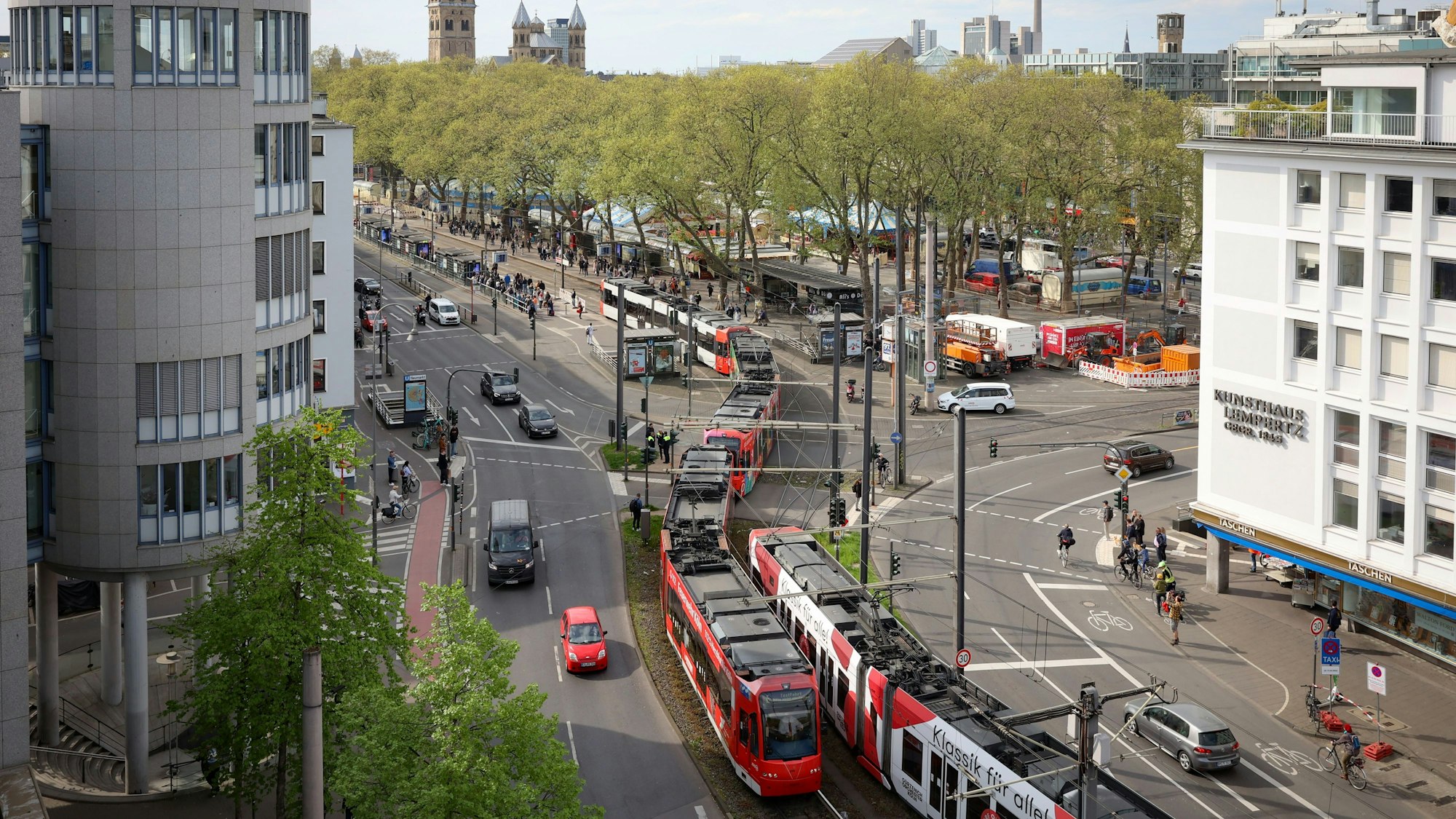 Testfahrten mit 90 Meter langen Bahnen auf der Ost-West-Achse zwischen Bahnhof Deutz/Messe und Neumarkt.
