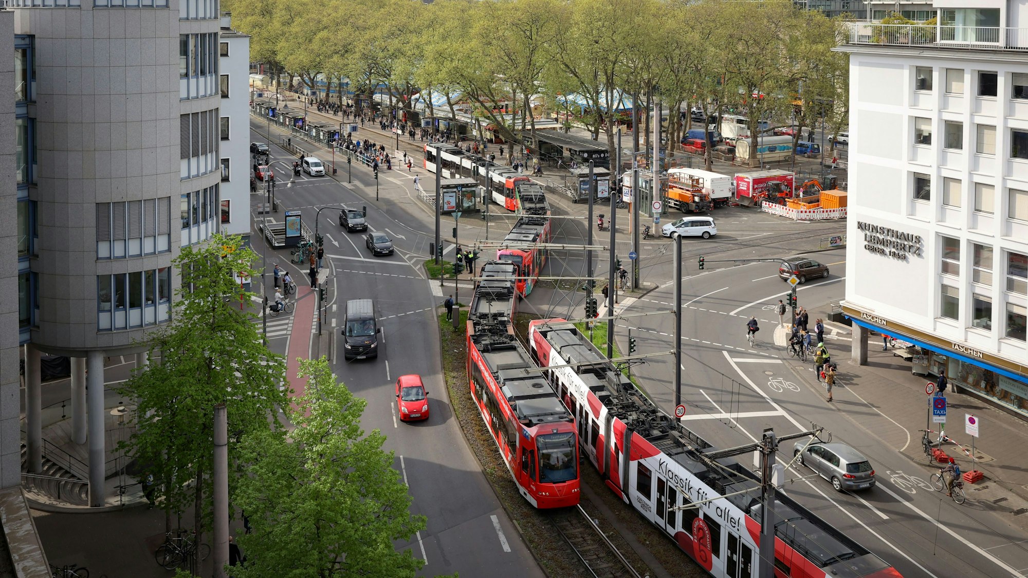90 Meter lange Bahnen der KVB am Neumarkt.