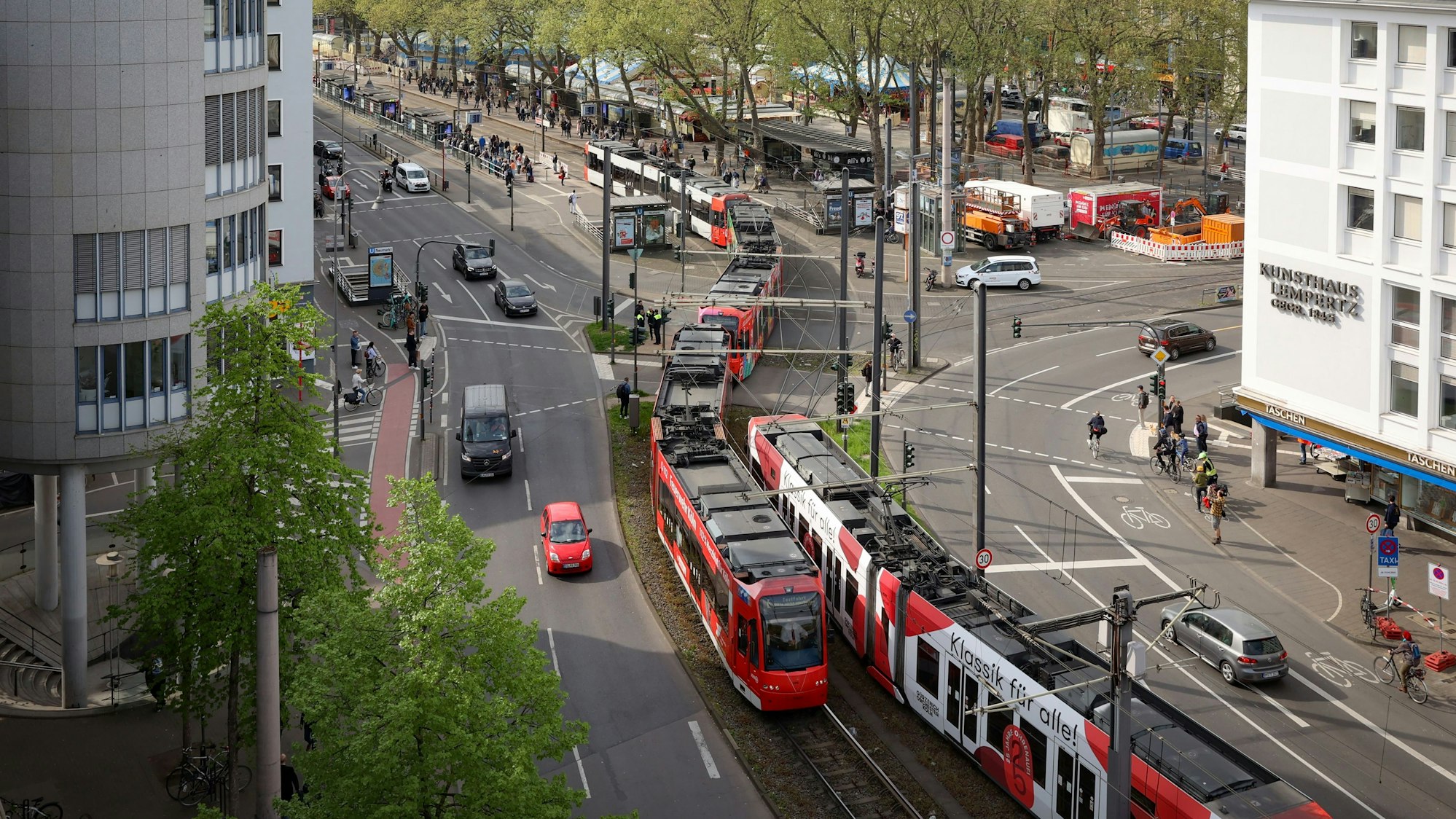 Straßenbahnen, Autos, Radfahrer und Fußgänger teilen sich den begrenzten Verkehrsraum am Eingang zum Neumarkt.