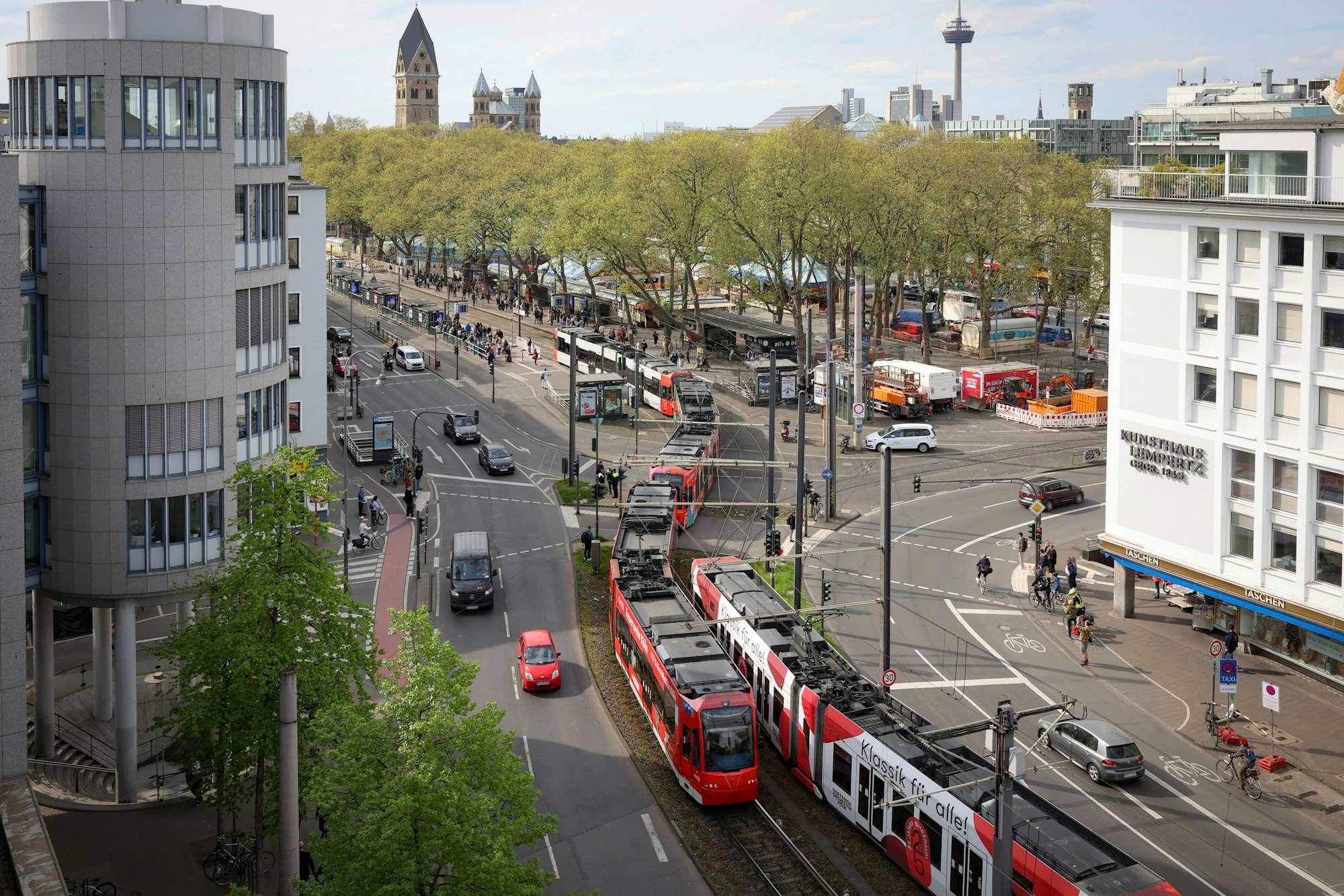 14.04.2024
Köln:
Testfahrten mit 90-m-Langzügen auf der Ost-West-Achse zwischen Bahnhof Deutz/Messe und Neumarkt.
Foto: Martina Goyert