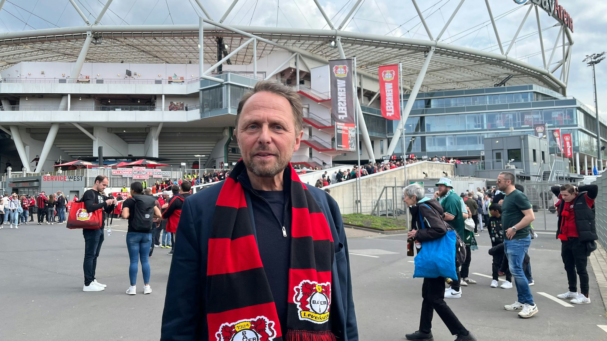 Uwe Richrath vor dem Spiel an der BayArena