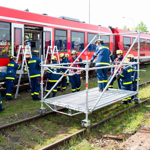 Das Bild zeigt Helfer des THW Euskirchen, die die Evakuierung eines Zugs vorbereiten.