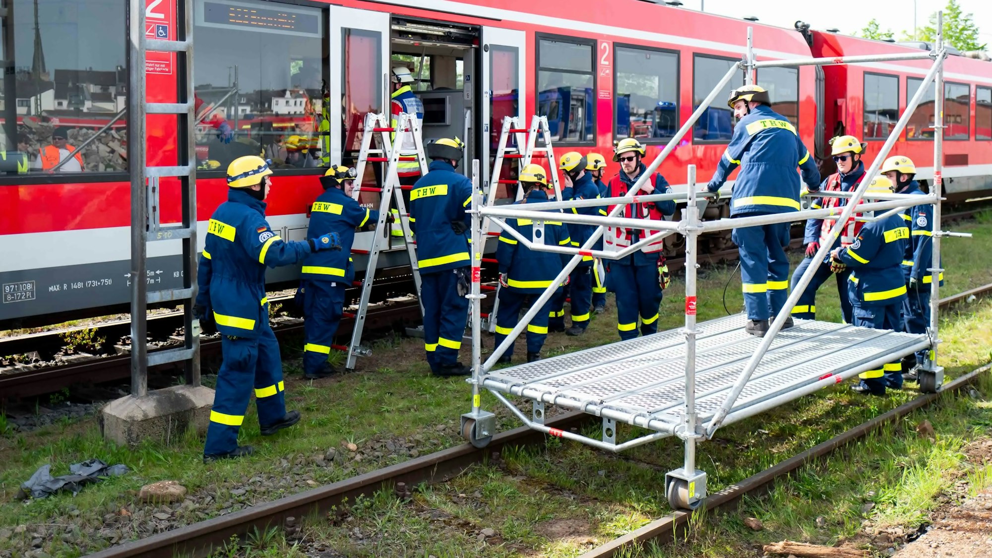 Das Bild zeigt zahlreiche Ehrenamtler des THW. Im Vordergrund ist das Gerüst zu sehen, mit dem Menschen gerettet werden können.