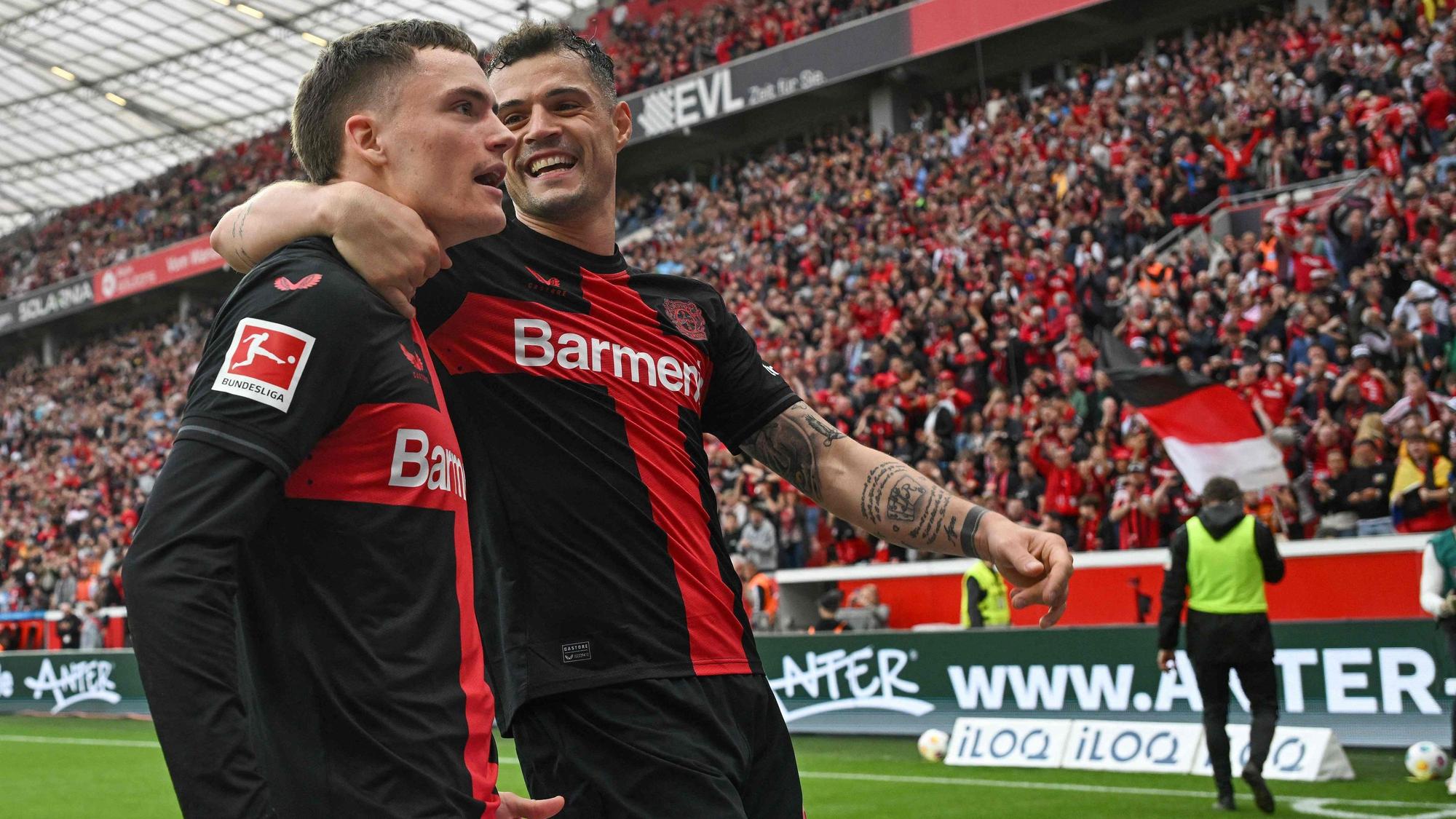 Torschützen unter sich: Xhaka und Wirtz jubeln nach dem 3:0 für Bayer.