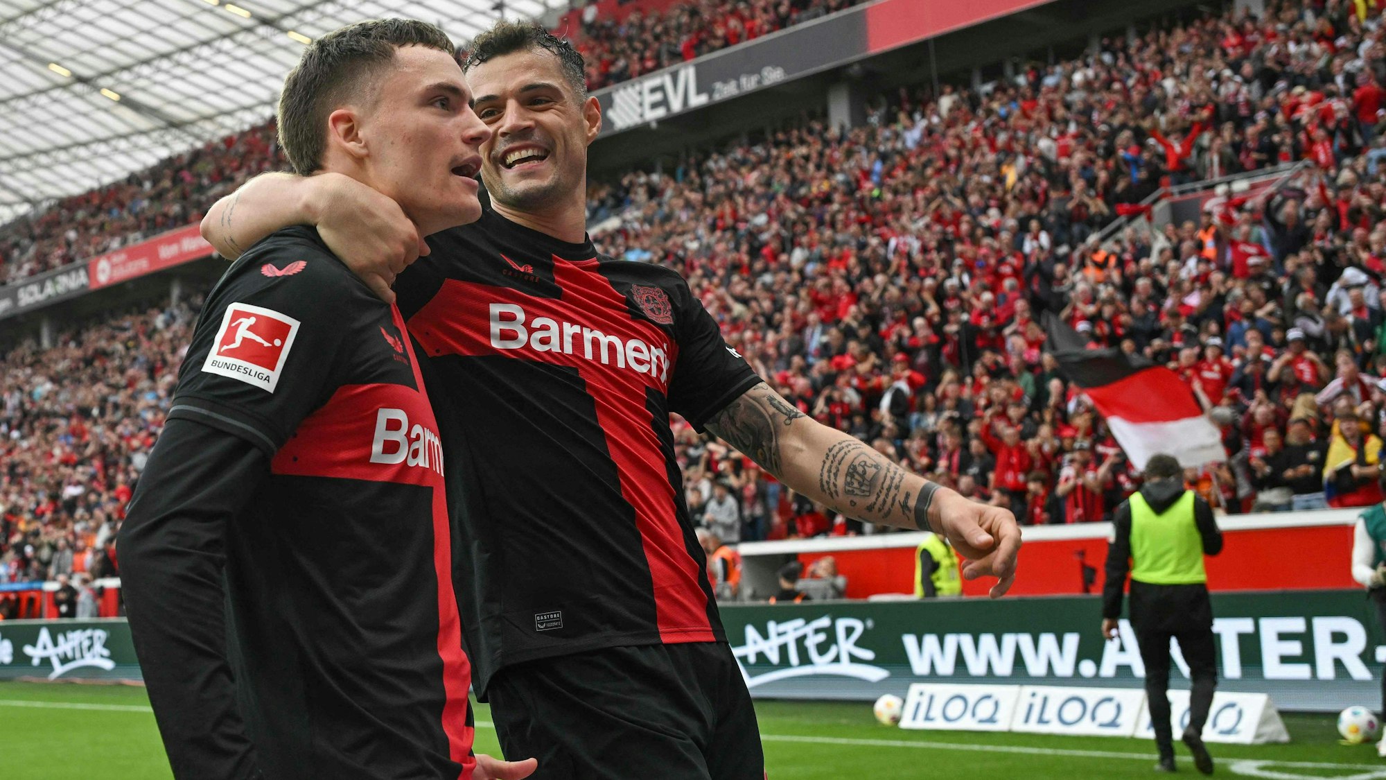 Torschützen unter sich: Xhaka und Wirtz jubeln nach dem 3:0 für Bayer.