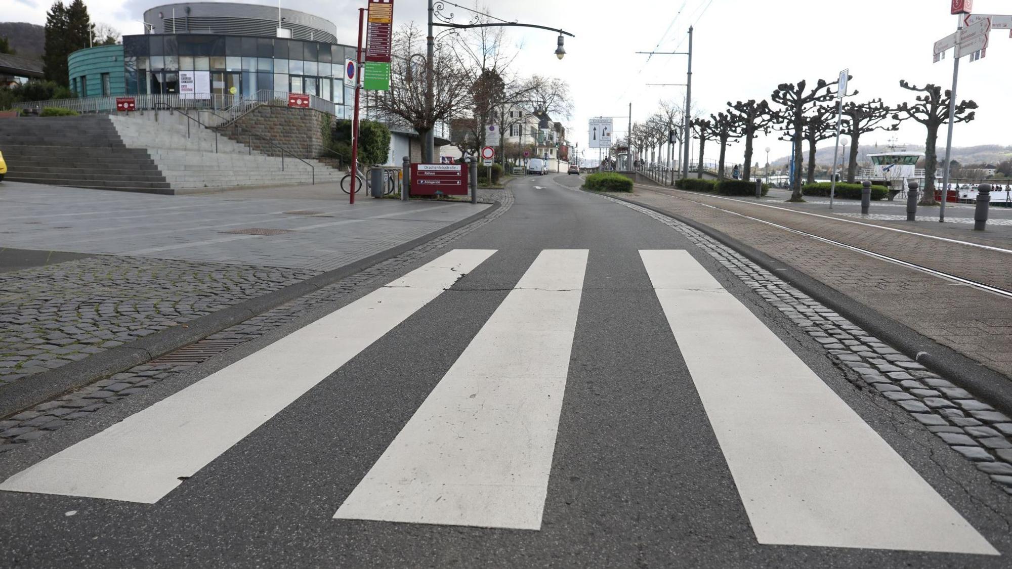 Ein Zebrastreifen führt an die Bahngleise neben der Promenade in Königswinter.