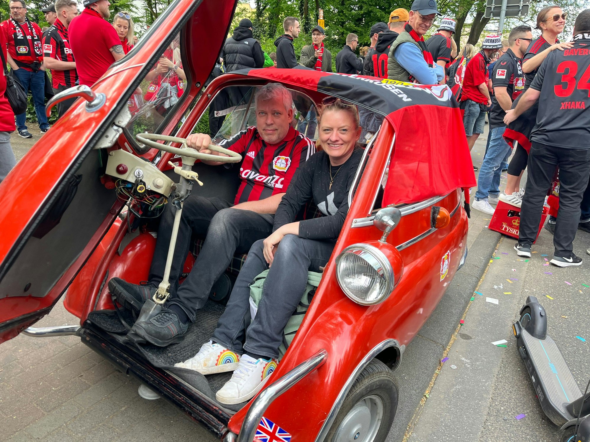 Rainer hat in seiner BMW Isetta die Meisterschale im Gepäck, die Redakteurin durfte auch mal einsteigen.