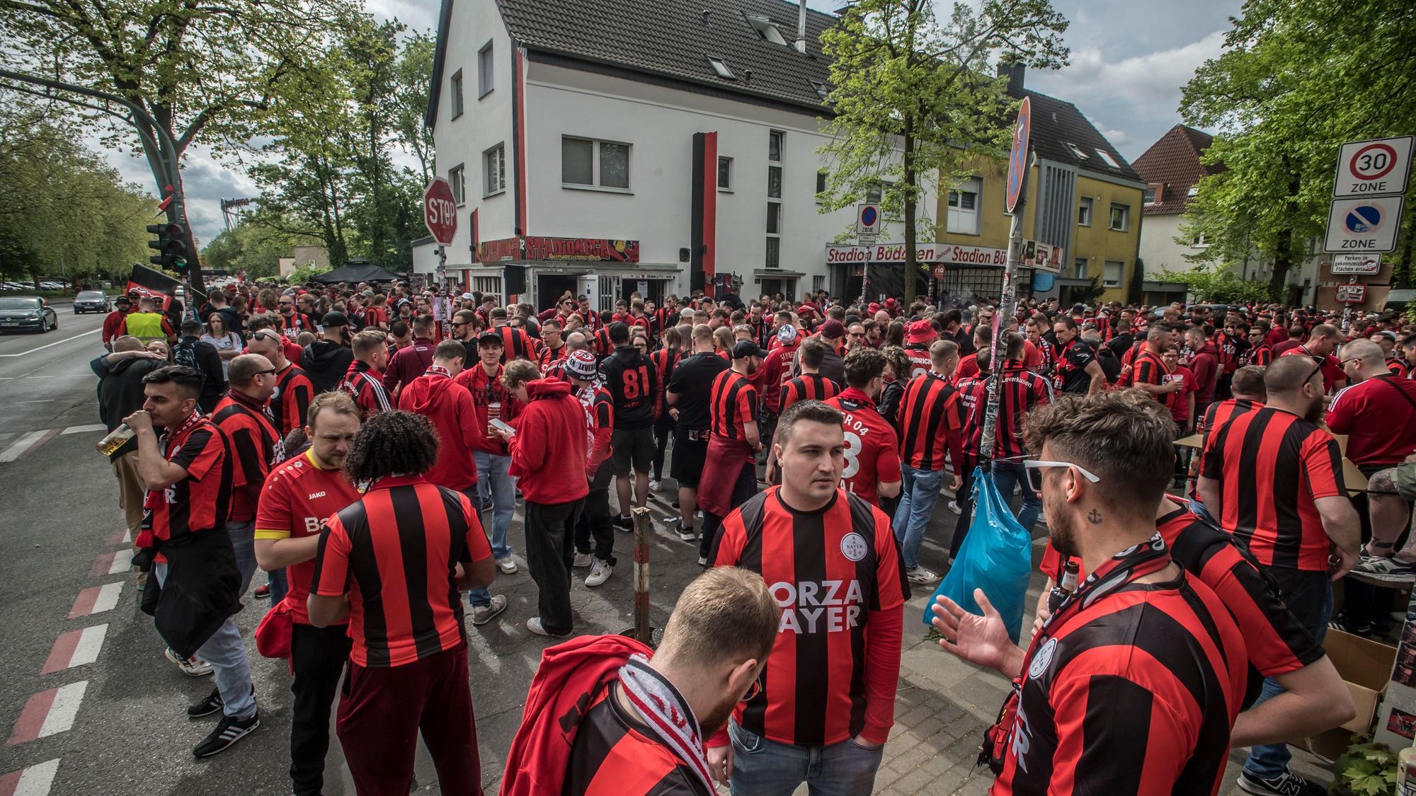 Auf der Bismarckstraße und vor allem am Stadion-Eck ist es es schon am Mittag vor dem Spiel ziemlich voll.