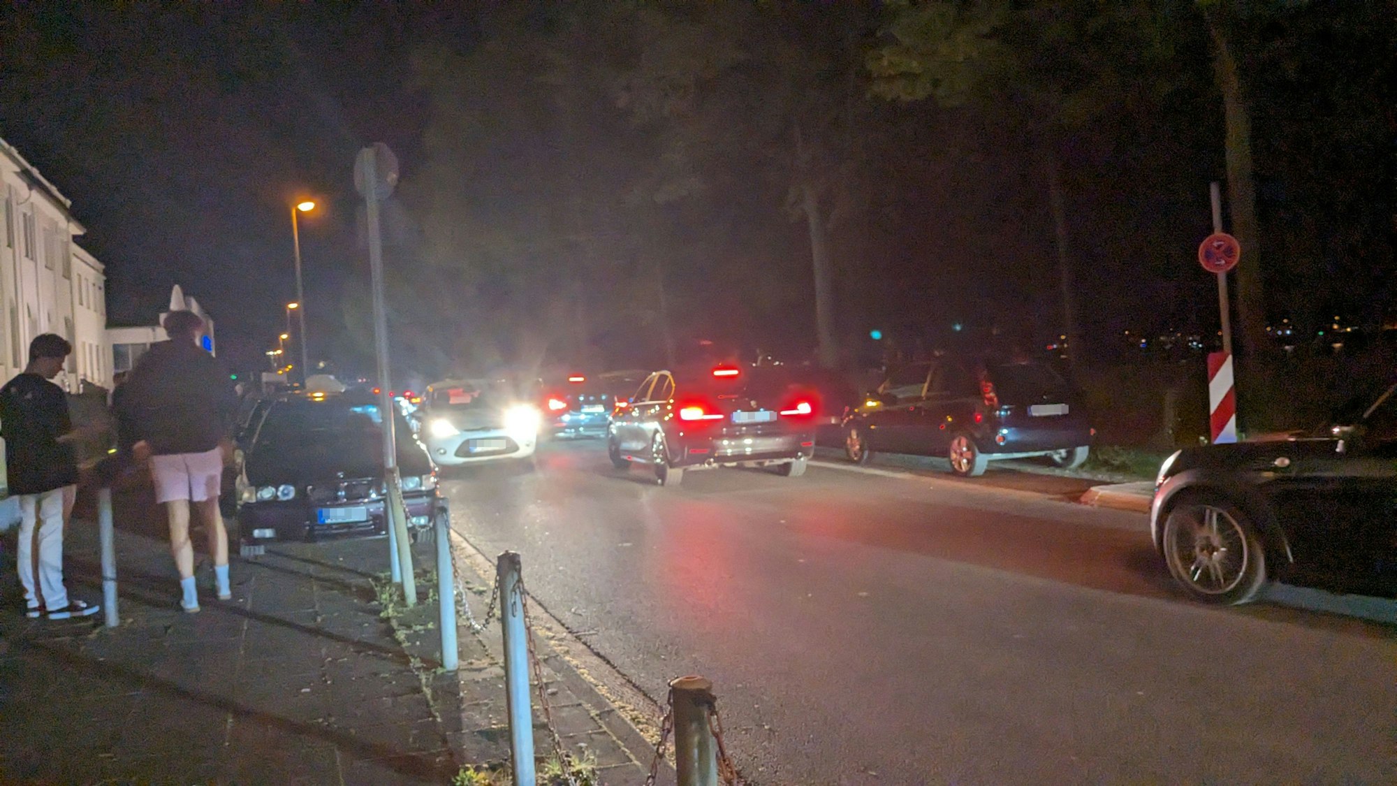 Die Autoposer-Szene auf der Alfred-Schütte-Allee im vergangenen Jahr.