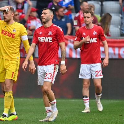 Die enttäuschten FC-Profis Marvin Schwäbe, Sargis Adamyan und Jacob Christensen nach der Niederlage in München
