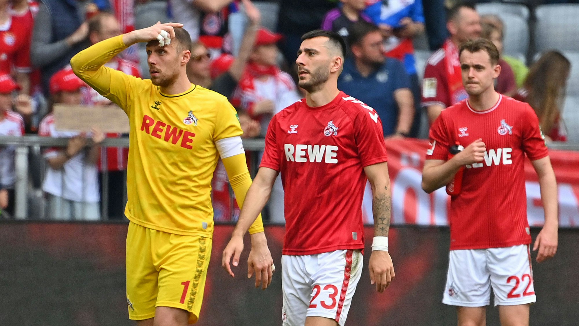 Die enttäuschten FC-Profis Marvin Schwäbe, Sargis Adamyan und Jacob Christensen nach der Niederlage in München
