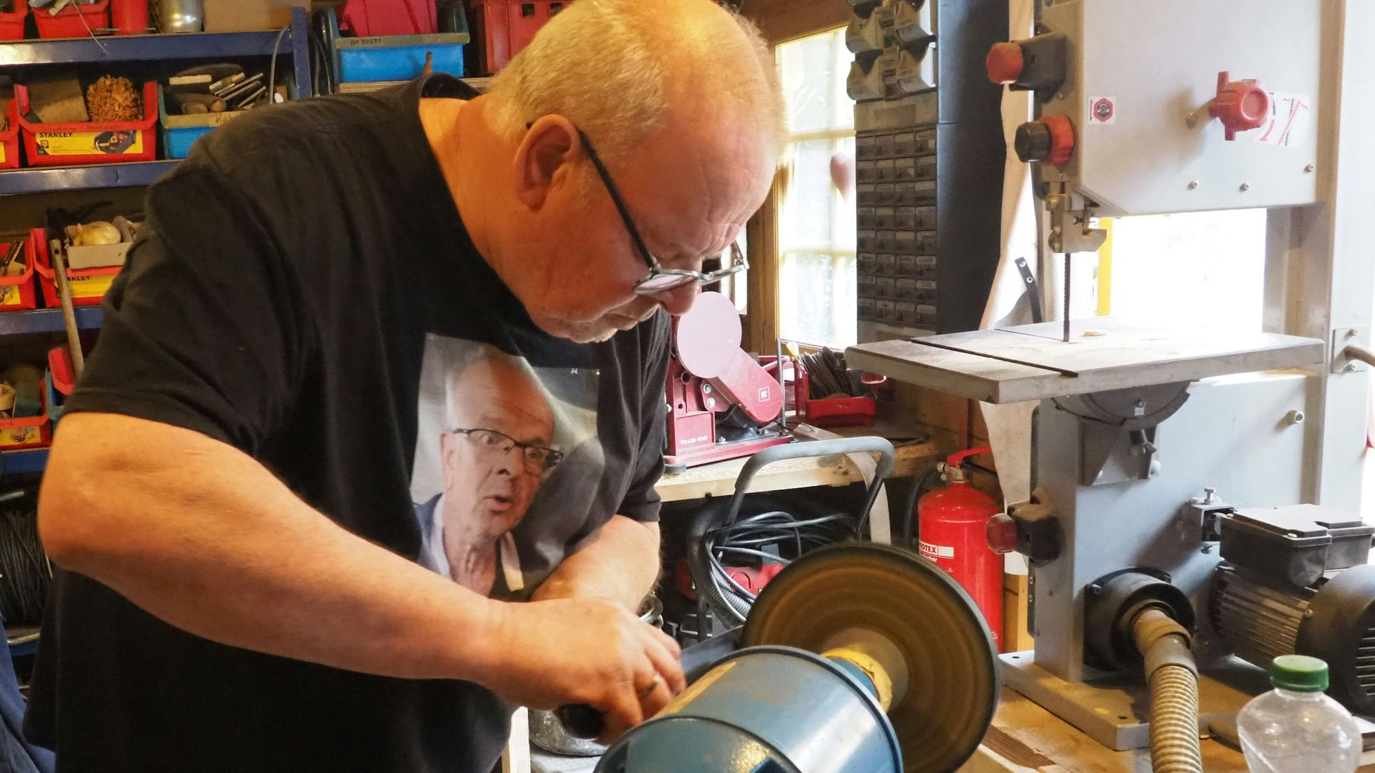 Das Bild zeigt Gerd Klinkhammer an der Schleifmaschine.