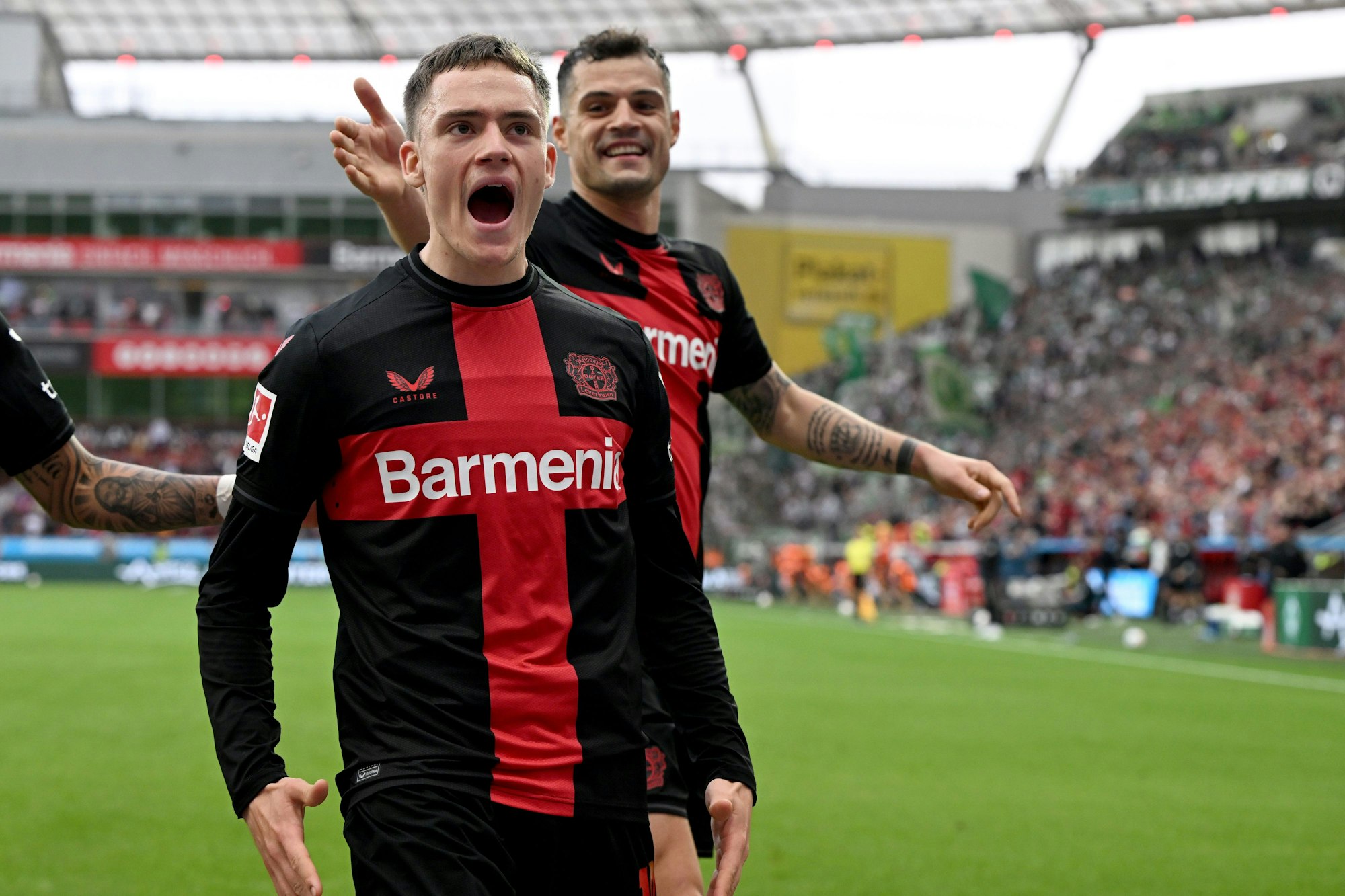 Einfach Extraklasse: Florian Wirtz hat nach seiner Einwechslung gleich drei Tore für Bayer 04 erzielt und lässt sich von Granit Xhaka (r.) feiern.