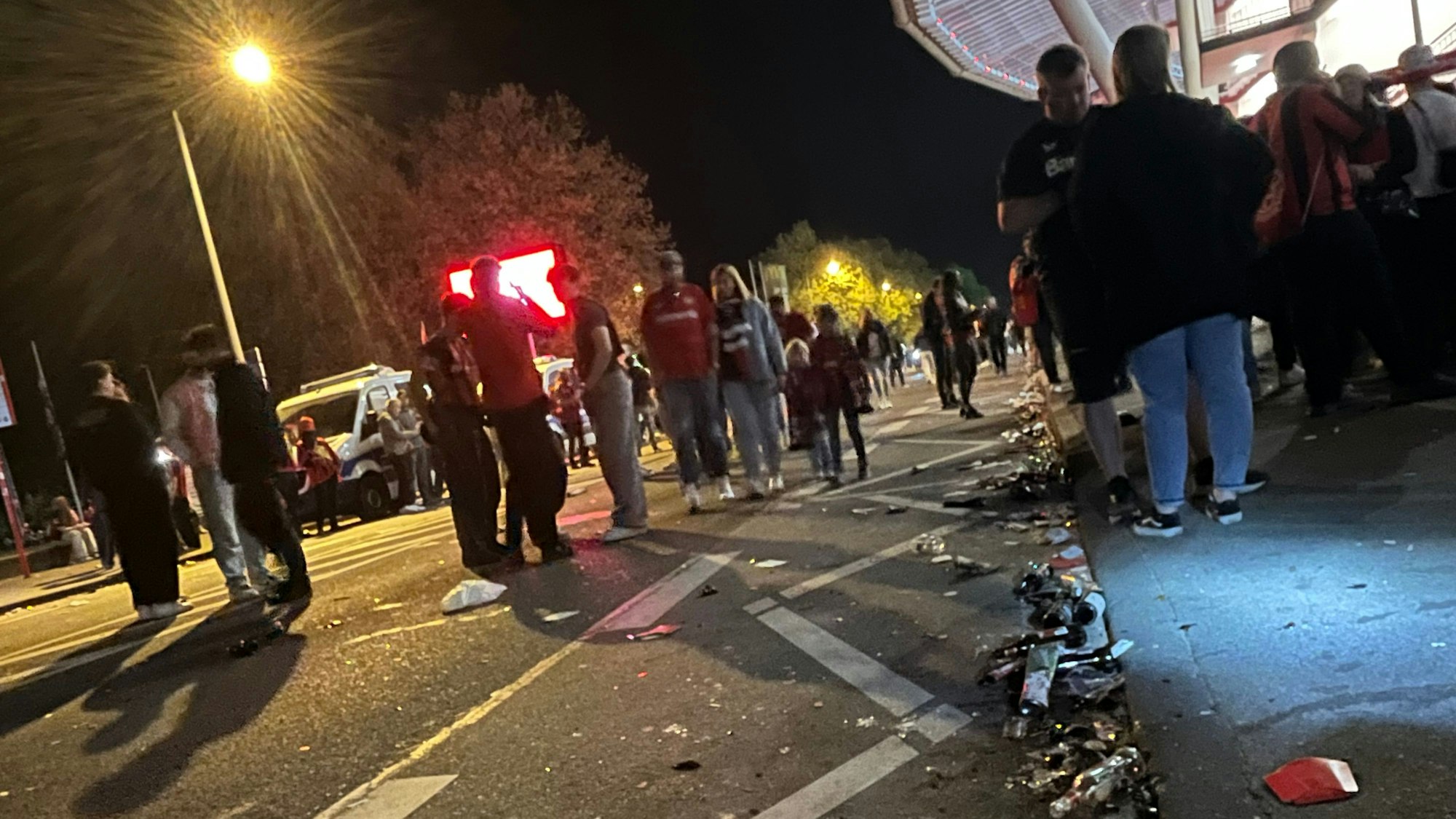 Gezeichnet von der Feierei: Die Bismarckstraße in Leverkusen.