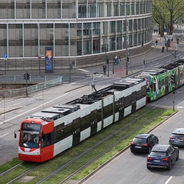 Eine 90 Meter lange Bahn der KVB fährt auf Gleisen zwischen Neumarkt und Heumarkt.