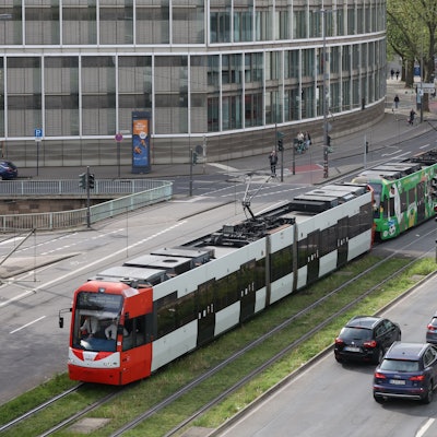 Eine 90 Meter lange Bahn der KVB fährt auf Gleisen zwischen Neumarkt und Heumarkt.