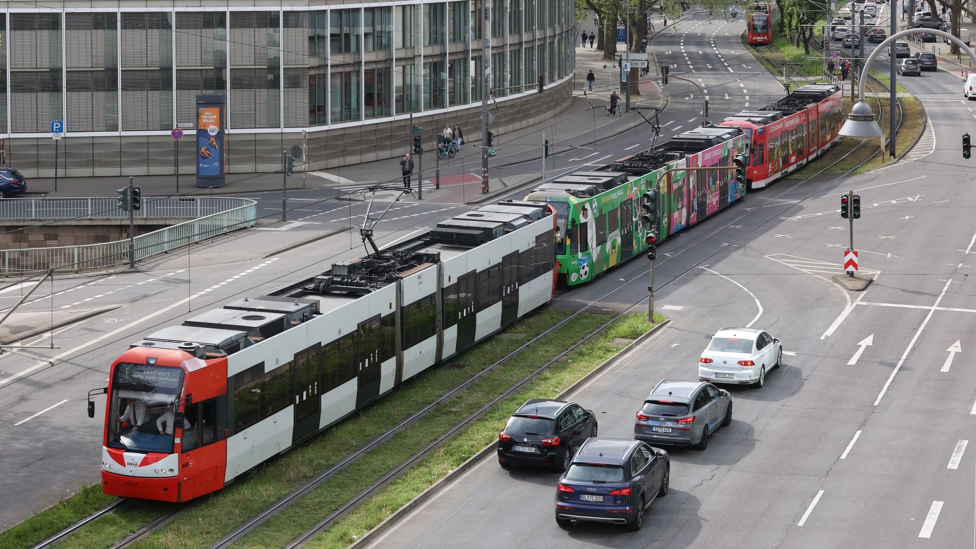 Eine 90 Meter lange Bahn der KVB fährt auf Gleisen zwischen Neumarkt und Heumarkt.
