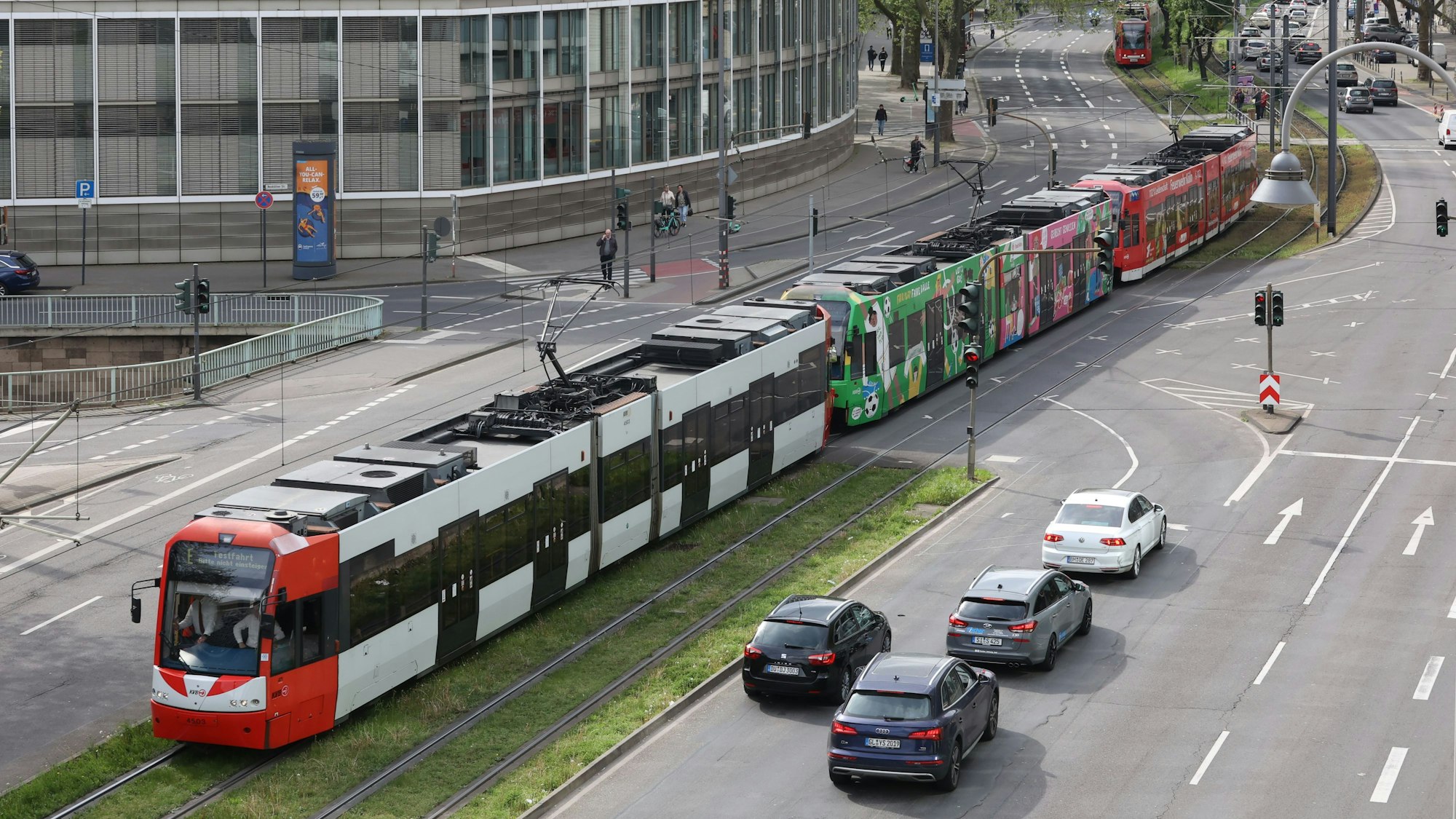 Eine 90 Meter lange Bahn der KVB fährt auf Gleisen zwischen Neumarkt und Heumarkt.