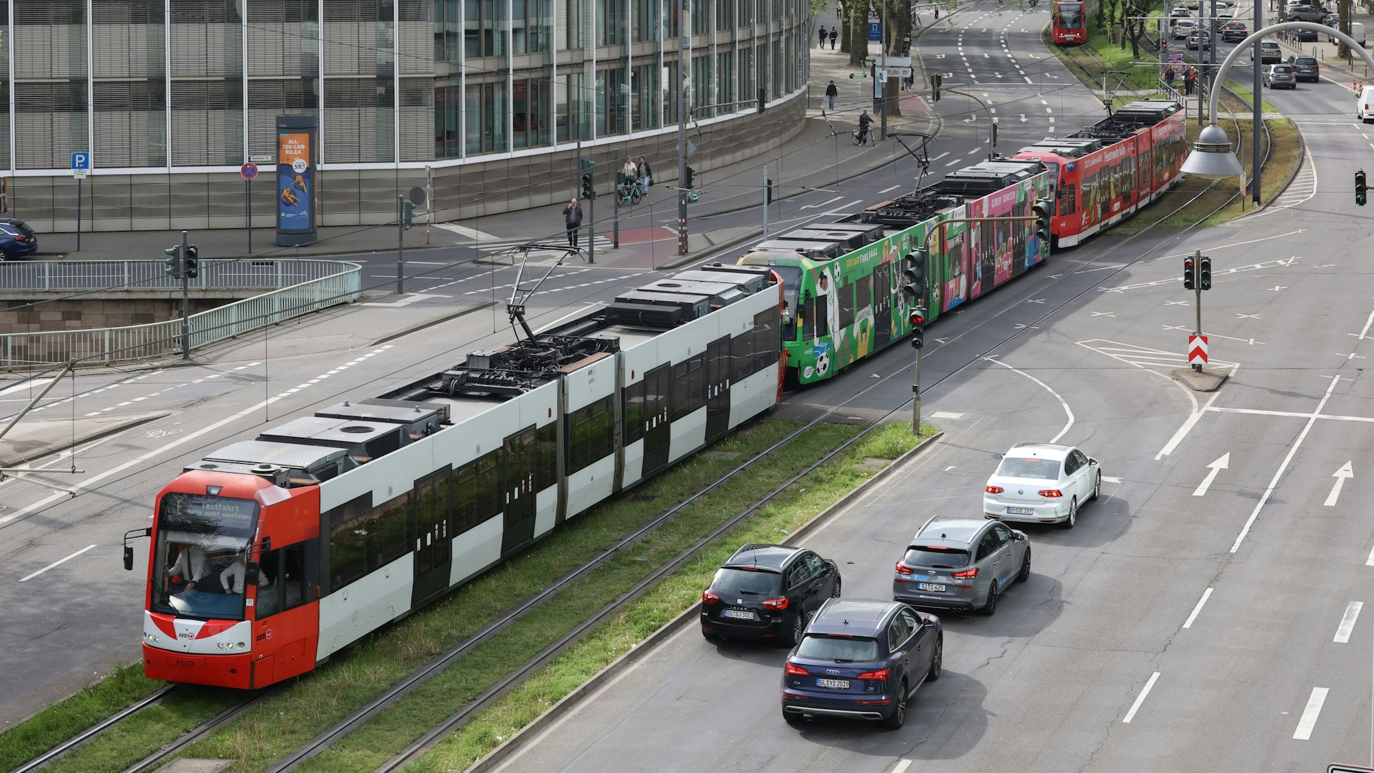 Testfahrten mit 90-m-Langzügen auf der Ost-West-Achse zwischen Bahnhof Deutz/Messe und Neumarkt im April. Wie die Achse künftig ausgebaut werden soll, ist noch unklar.