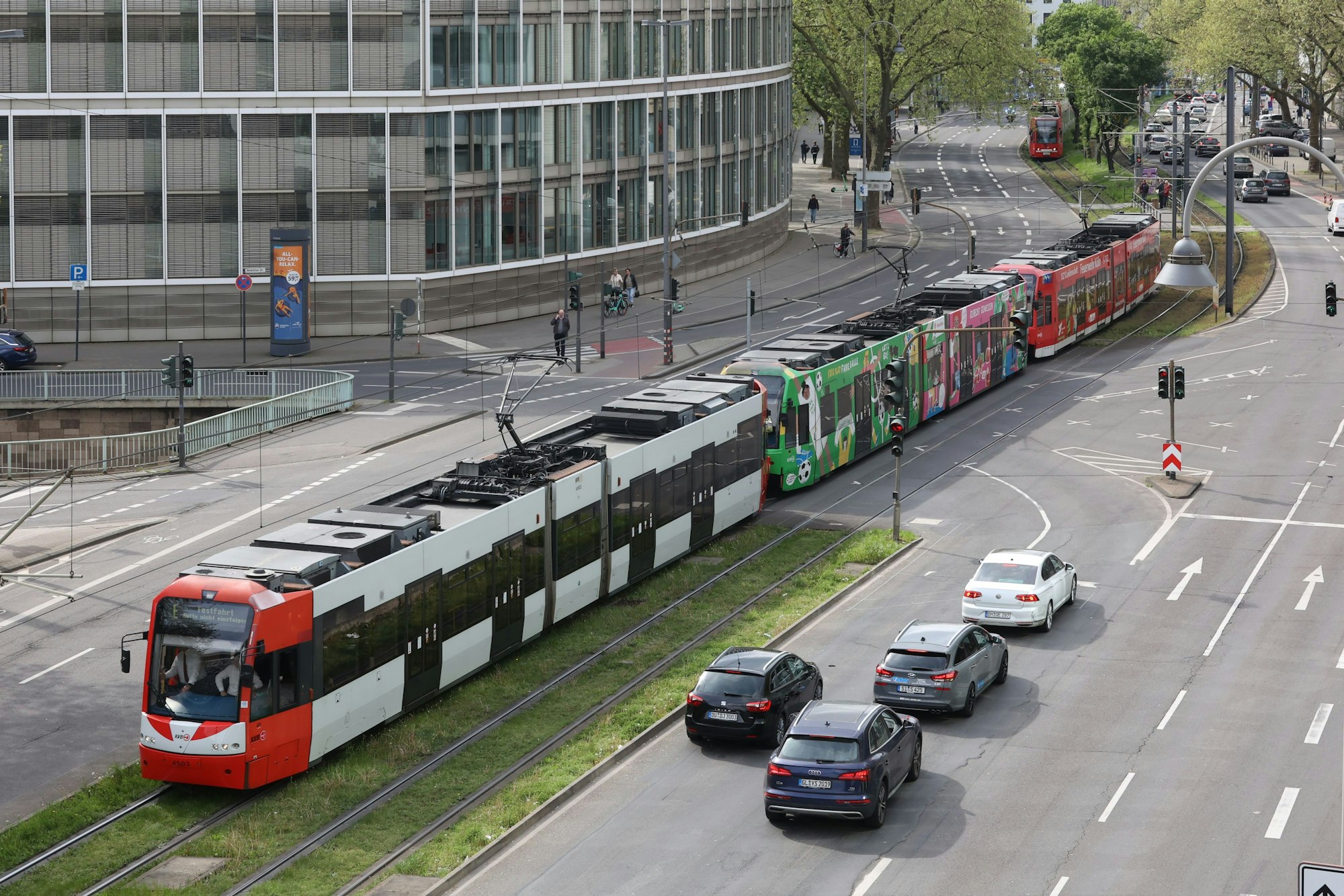 Testfahrt mit einem 90-Meter-Langzug auf der Ost-West-Achse im April 2024.
