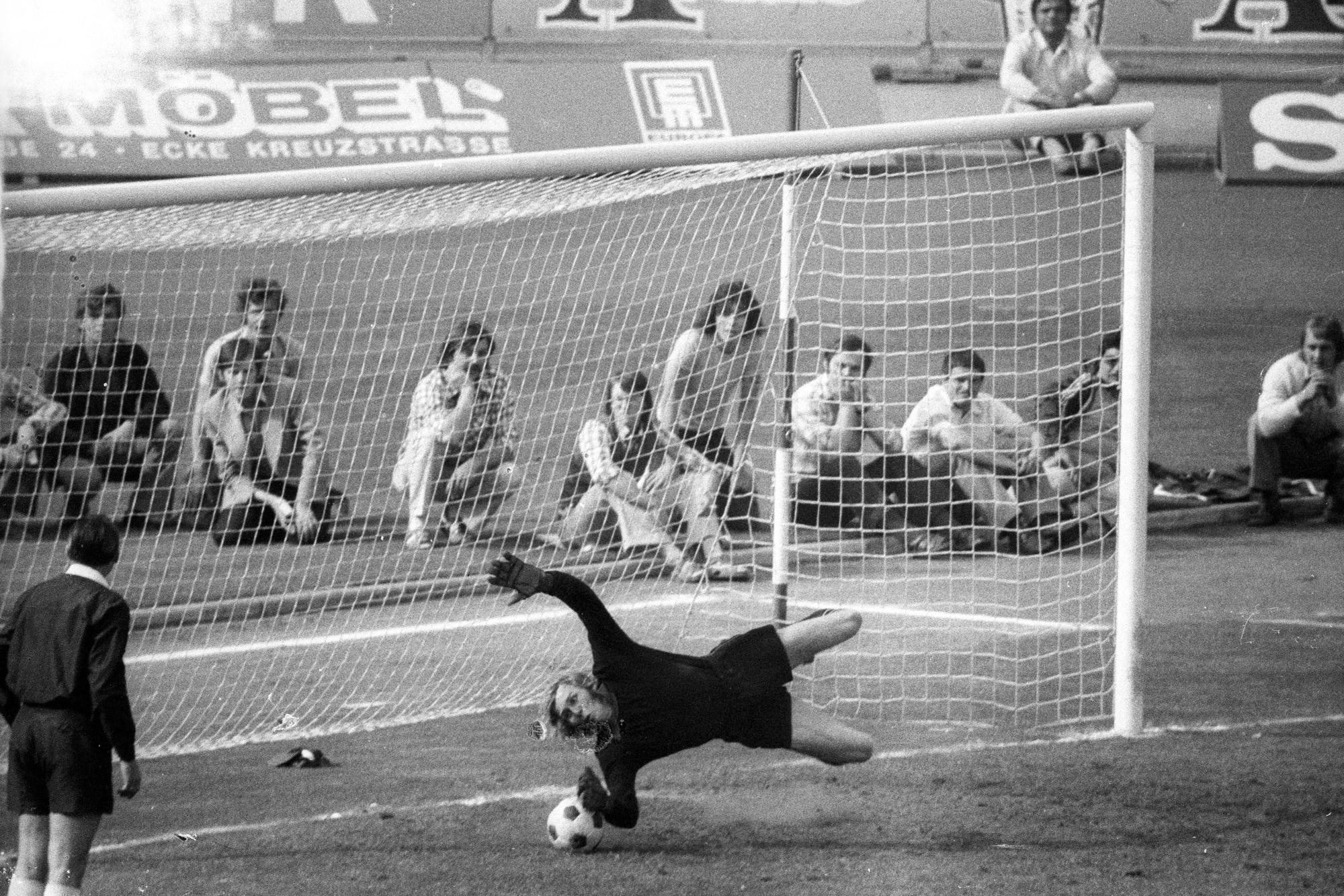 Torwart Gerhard Welz vom 1. FC Köln pariert im Pokal-Finale 1973 den Elfmeter von Gladbachs Jupp Heynckes.