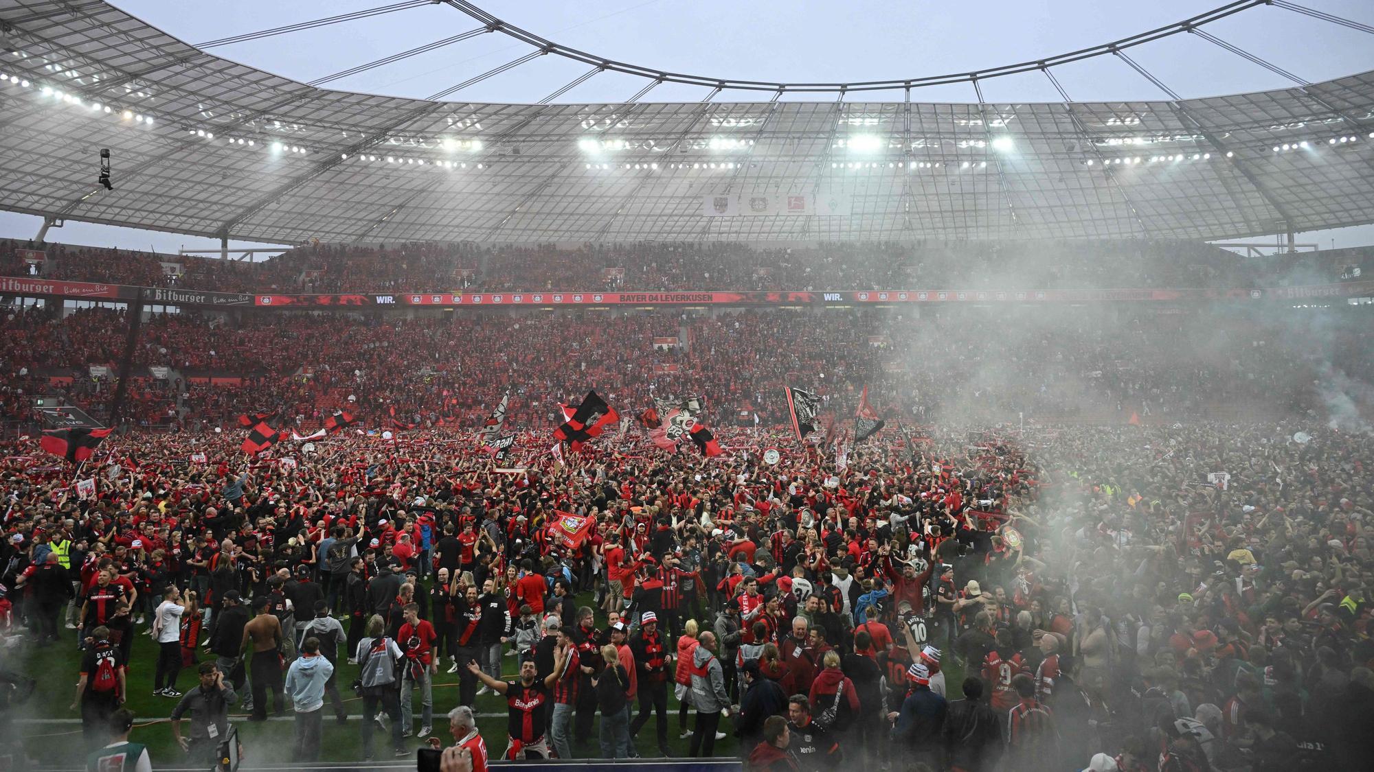 Die Leverkusen-Fans feiern ihre erste Deutsche Meisterschaft auf dem Rasen der Bay-Arena.