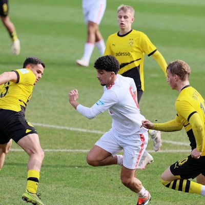 Fayssal Harchaoui bei einem Junioren-Spiel für den 1. FC Köln am Ball.