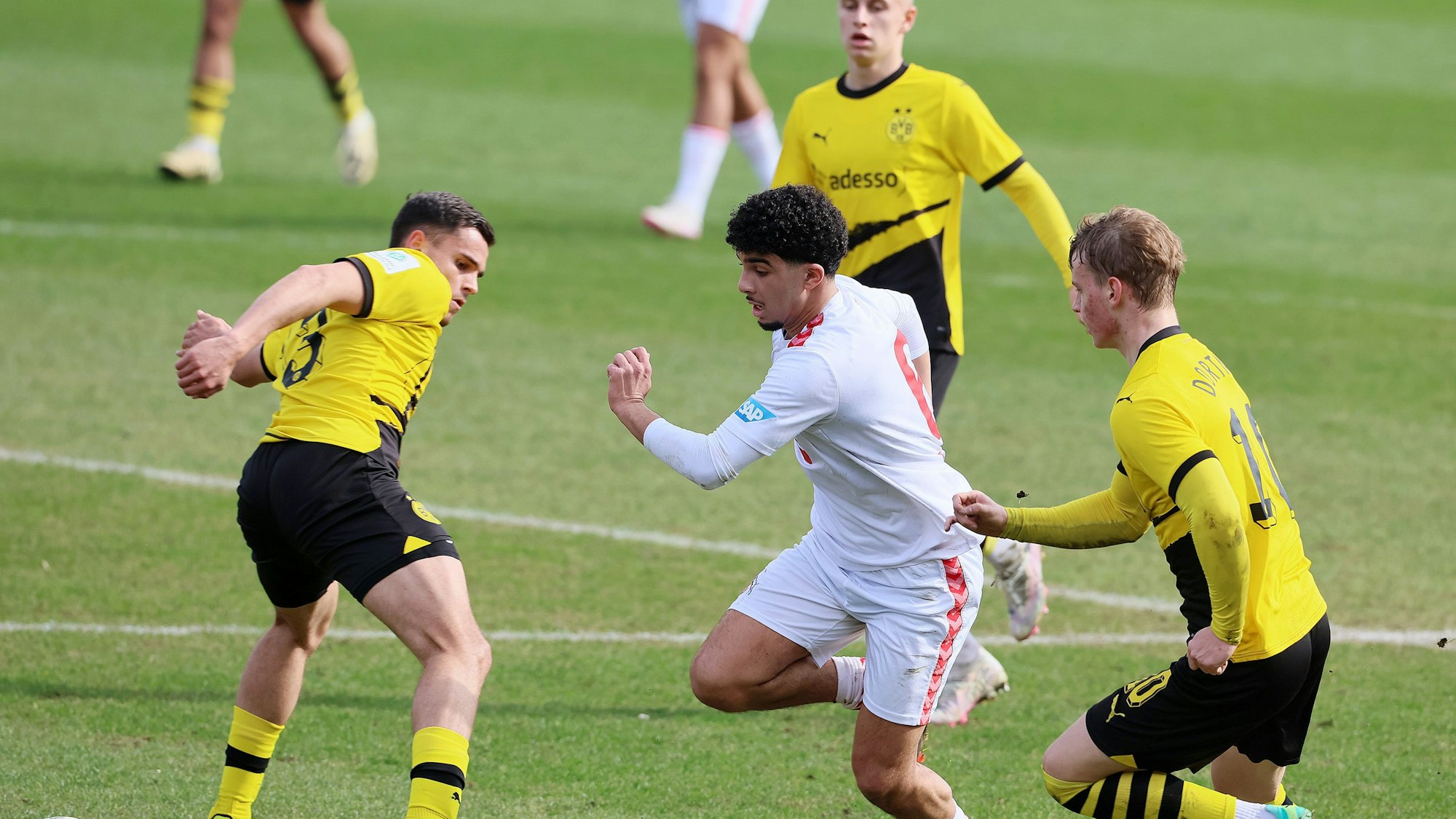 Fayssal Harchaoui bei einem Junioren-Spiel für den 1. FC Köln am Ball.