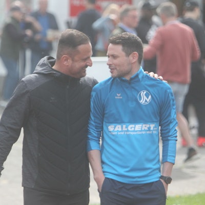 Hennefs Trainer Fatih Özyurt (links) im Gespräch vor dem letzten Derby mit Siegburgs Trainer Alexander Otto.