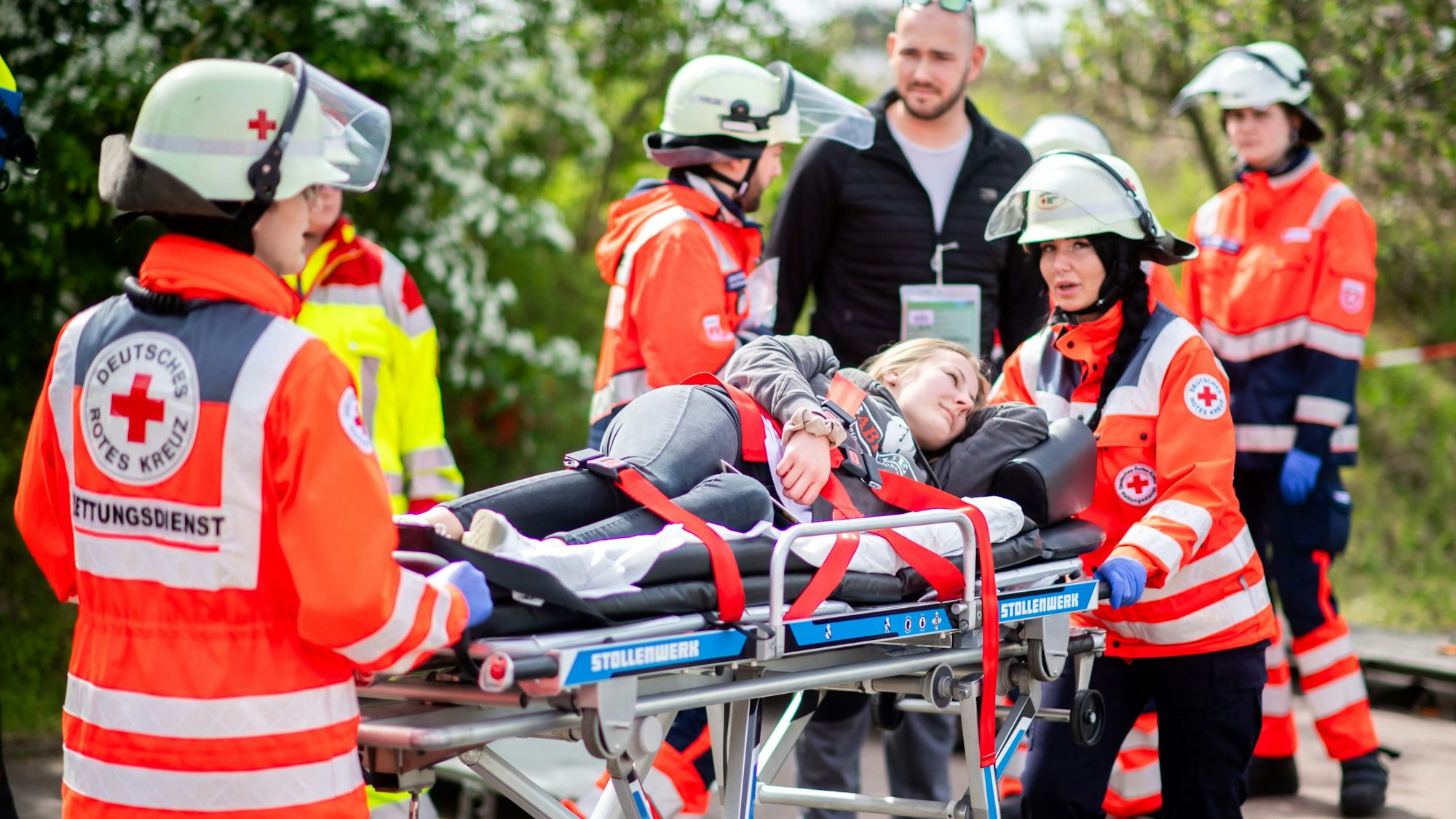 Das Bild zeigt Helfer des Deutschen Roten Kreuzes bei der Katastrophenschutzübung am Euskirchener Bahnhof. Sie transportieren eine Verletzte ab.