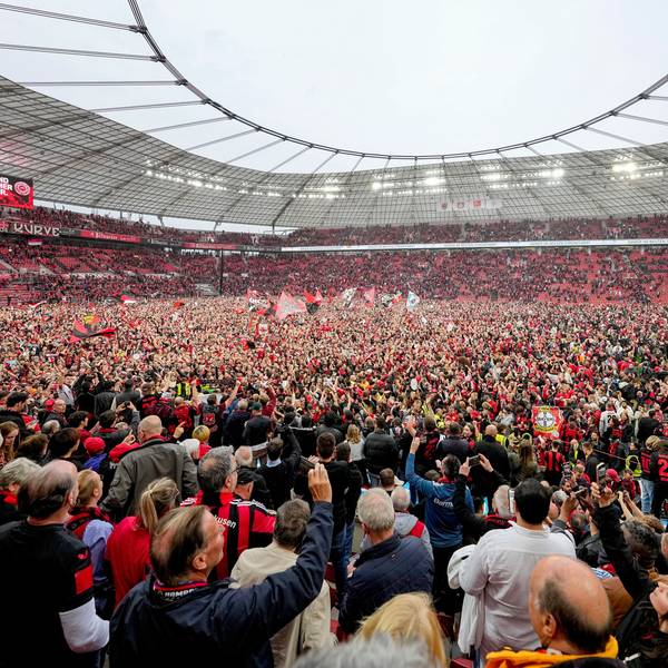 Das Stadion als große Partyzone: Die Fans von Bayer 04 Leverkusen haben nach dem 5:0-Sieg gegen Bremen den Platz gestürmt und feiern die Meisterschaft.