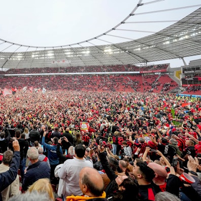 Das Stadion als große Partyzone: Die Fans von Bayer 04 Leverkusen haben nach dem 5:0-Sieg gegen Bremen den Platz gestürmt und feiern die Meisterschaft.