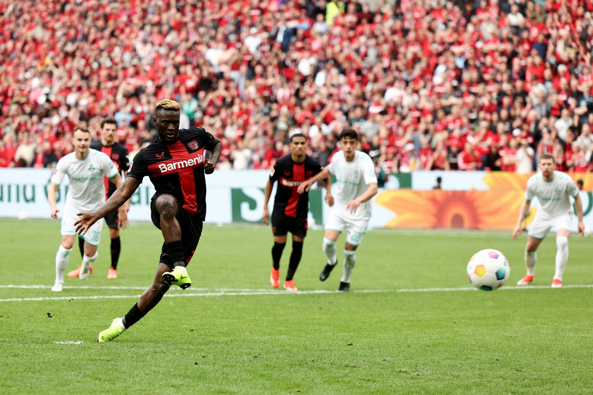 Der Auftakt zum Torreigen: Victor Boniface bringt in der 25. Minute die Werkself vom Elfmeterpunkt mit 1:0 in Führung.