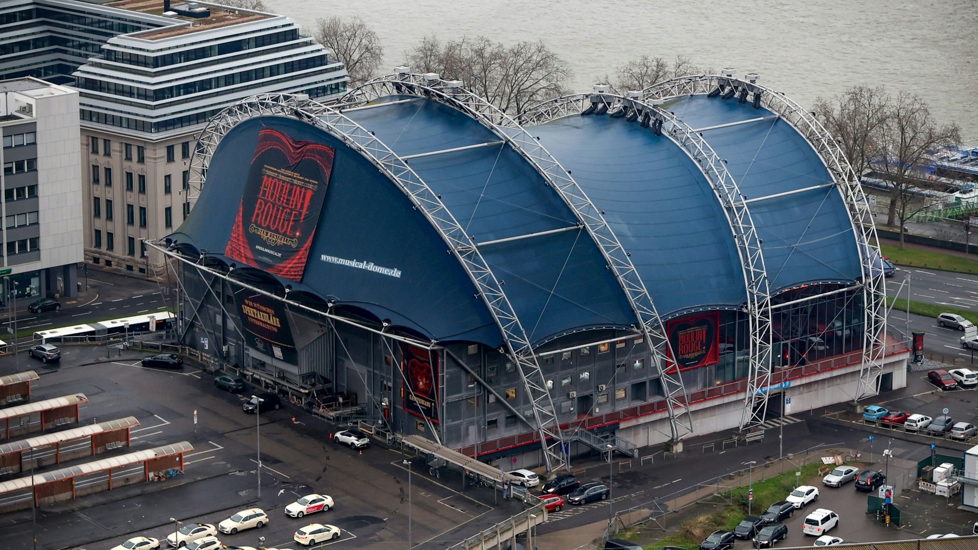 Das blaue Musical-Zelt am Kölner Rheinufer