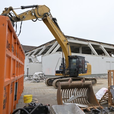 Das Foto zeigt den Abbruch der Milchsammelstelle in Heidkamp