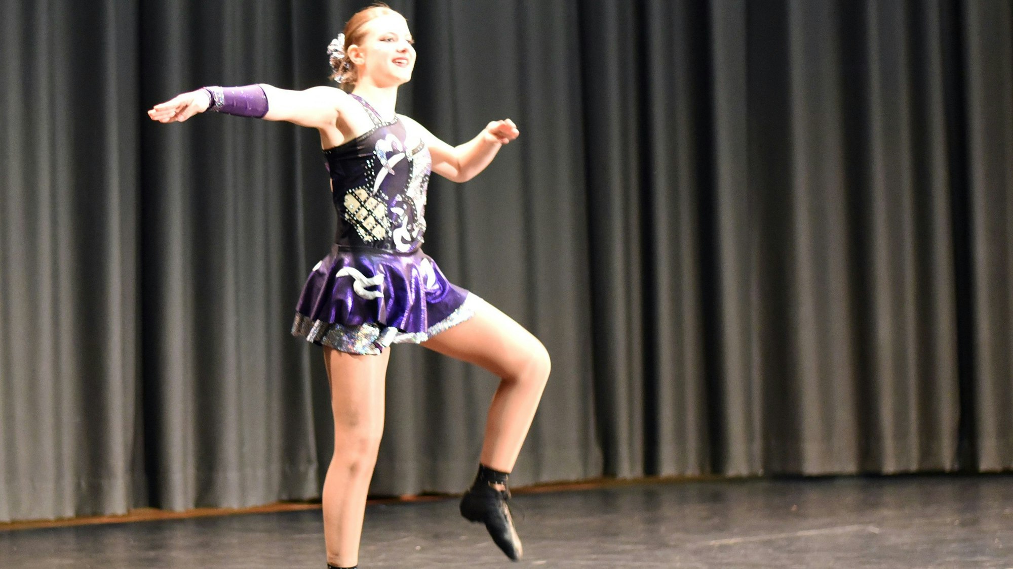 Blick auf eine Tänzerin in einem lila Kleid.