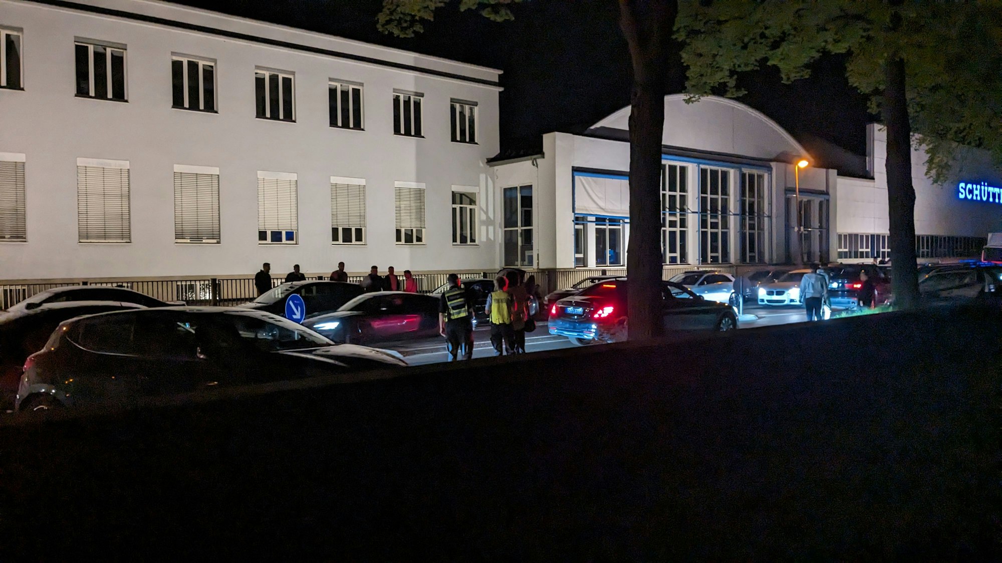 Das Ordnungsamt patroulliert Samstagnacht über die Alfred-Schütte-Allee.