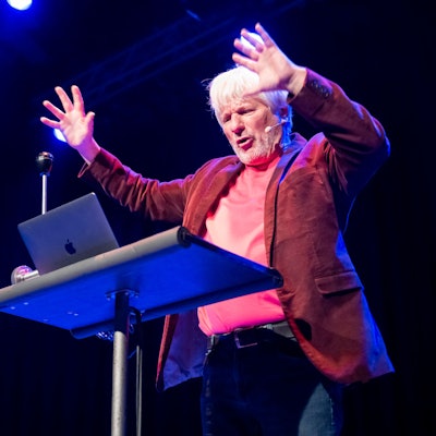 Jürgen Becker präsentiert sein Programm ‚Deine Disco‘. Der Kabarettist trat im Theater im Tanzbrunnen auf.